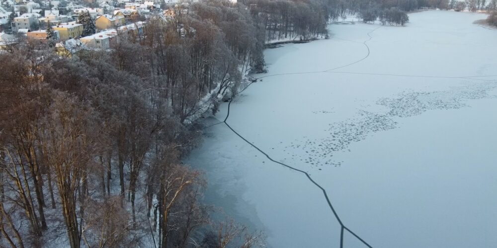 Policja apeluje, by nie wchodzić na zamarznięte jeziora