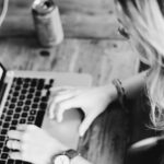 Chciała zainwestować w akcje. Straciła za to ponad 40 tysięcy złotych