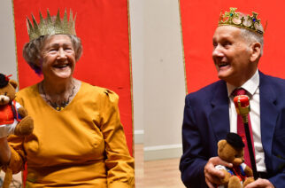 Tańce oraz wybór króla i królowej na balu karnawałowym seniorów