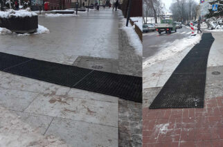 Położono gumowe maty przed wejściem na deptak. Radny komentuje: „Mamy wprawę w przenoszeniu wycieraczek…”