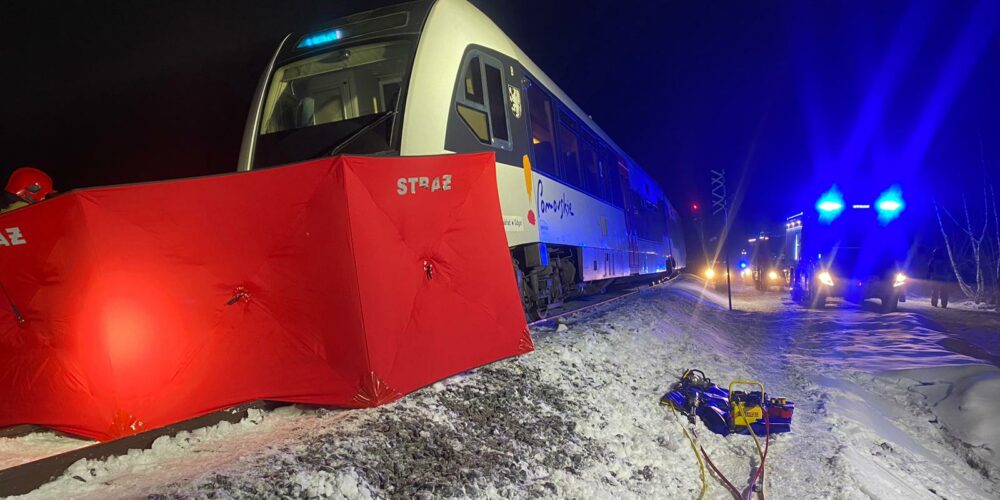 Mezowo. Tragedia na przejeździe kolejowym. Nie żyje kobieta