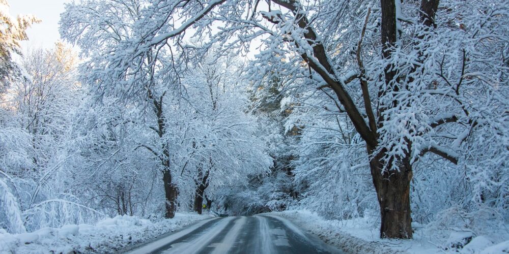 Policja apeluje o ostrożność w związku z pogodowymi alertami