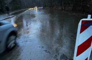 Seria podtopień w pow. kartuskim. Ul. Starowiejska w Kiełpinie ledwo przejezdna