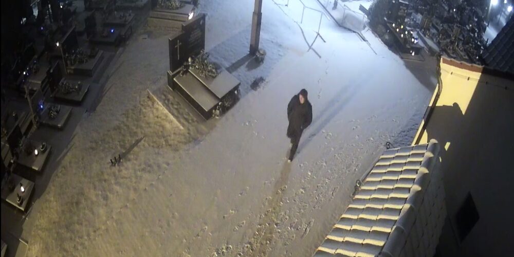 Kiełpino. Poznajesz go? Ten mężczyzna może mieć związek z włamaniem do plebanii