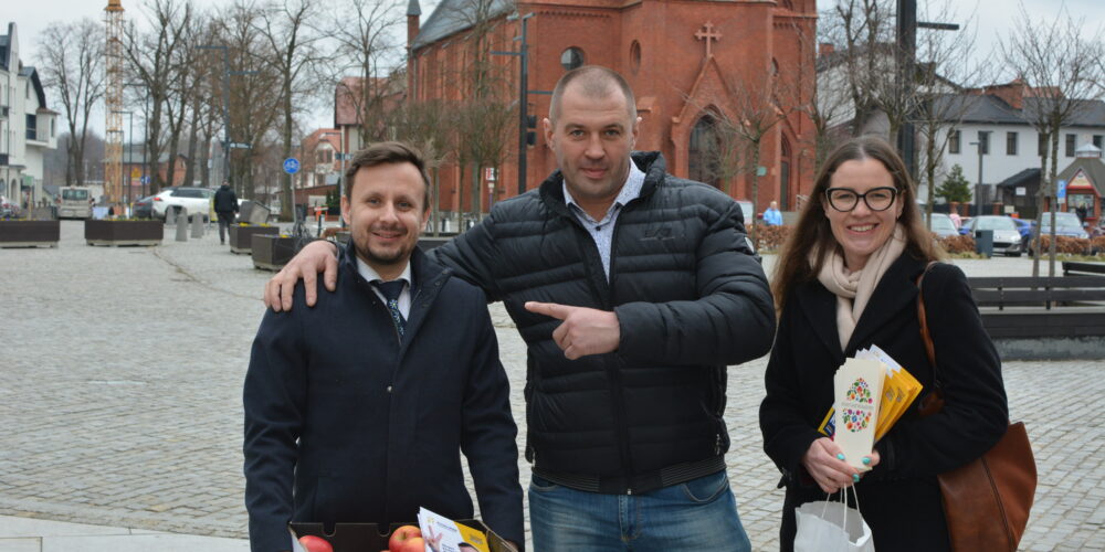 Patryk Kaczmarek, kandydat do sejmiku rozdawał jabłka na kartuskim Rynku