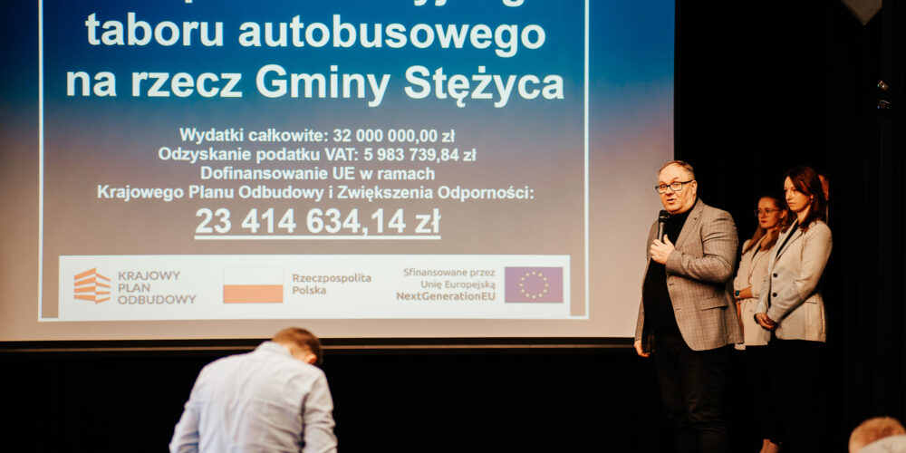 Konferencja prasowa wójta Stężycy: „Uzyskaliśmy 90 procent dofinansowania kosztów kwalifikowanych na zakup autokarów…”