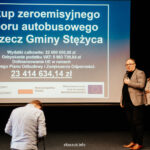 Konferencja prasowa wójta Stężycy: „Uzyskaliśmy 90 procent dofinansowania kosztów kwalifikowanych na zakup autokarów…”
