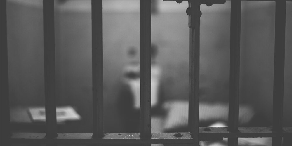 61-latek był poszukiwany 4. nakazami sądowymi, dodatkowo znaleziono przy nim narkotyki