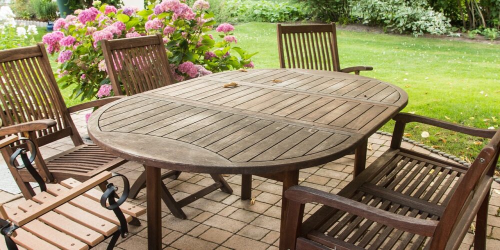 Jak urządzić balkon z użyciem stoliczków balkonowych?