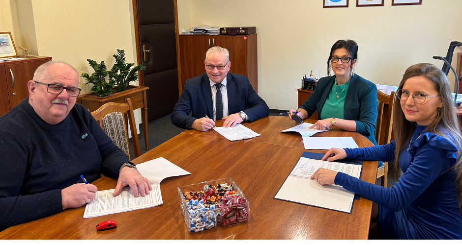 Podpisano umowę na przebudowę świetlicy wiejskiej w Piotrowie