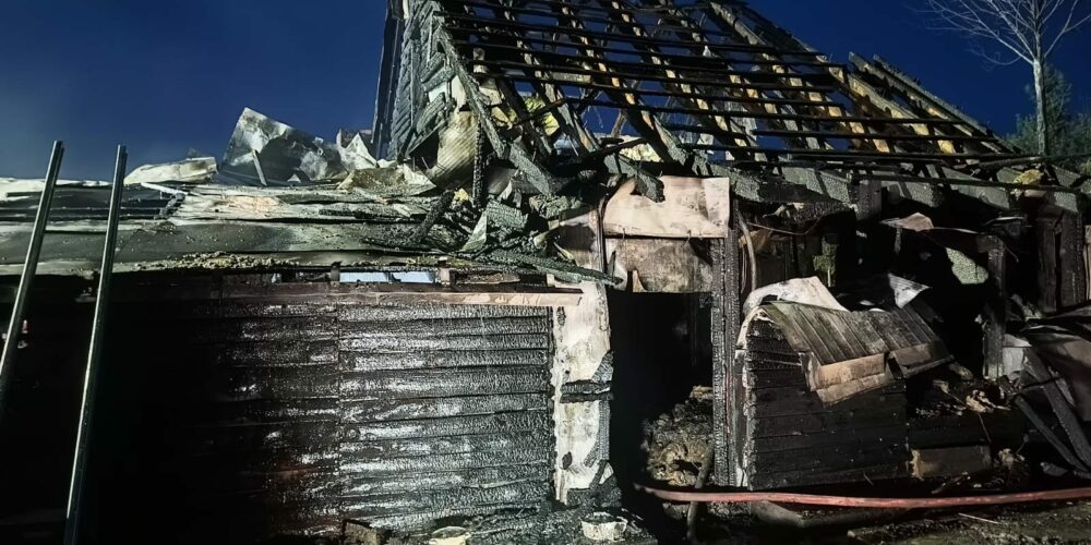 Policja bada przyczyny pożaru w Lniskach. Oszacowano potężne straty