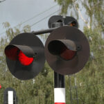 Dzierżążno. „Olał” znak przy przejeździe kolejowym. Teraz słono zapłaci