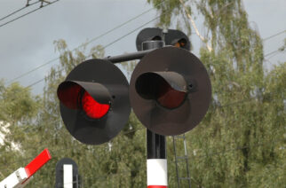 Dzierżążno. „Olał” znak przy przejeździe kolejowym. Teraz słono zapłaci