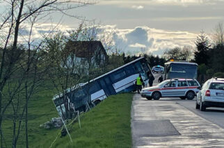 Kamela – Przywidz. Autobus przewrócił się na poboczu. Było groźnie
