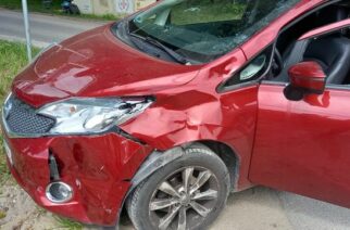 Motocyklista nie zatrzymał się na „stopie”, przez co zderzył się z osobówką