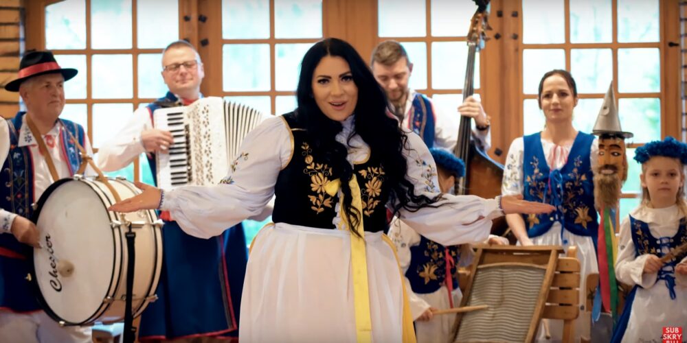 Jak „Stodoła” brzmi po kaszubsku? Jest regionalna wersja utworu Kaszubskiej Influencerki!