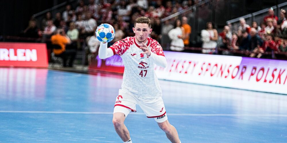 Wychowanek Cartusii z wysokim poziomem sportowym. Zadebiutował w reprezentacji Polski