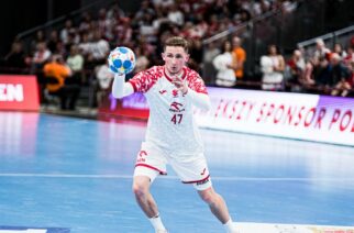 Wychowanek Cartusii z wysokim poziomem sportowym. Zadebiutował w reprezentacji Polski