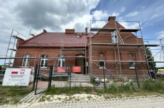 Toczą się prace przy remoncie zabytkowego budynku szkoły w Starkowej Hucie