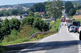Wypadek w Lniskach. Droga jest zablokowana