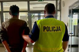 Przyjaźń. Sprawca kolizji i jego pasażer uciekli z miejsca zdarzenia. Schowali się w domu