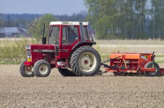Łyśniewo Sierakowickie. Wypadek przy pracach polowych. Maszyna wciągnęła rękę