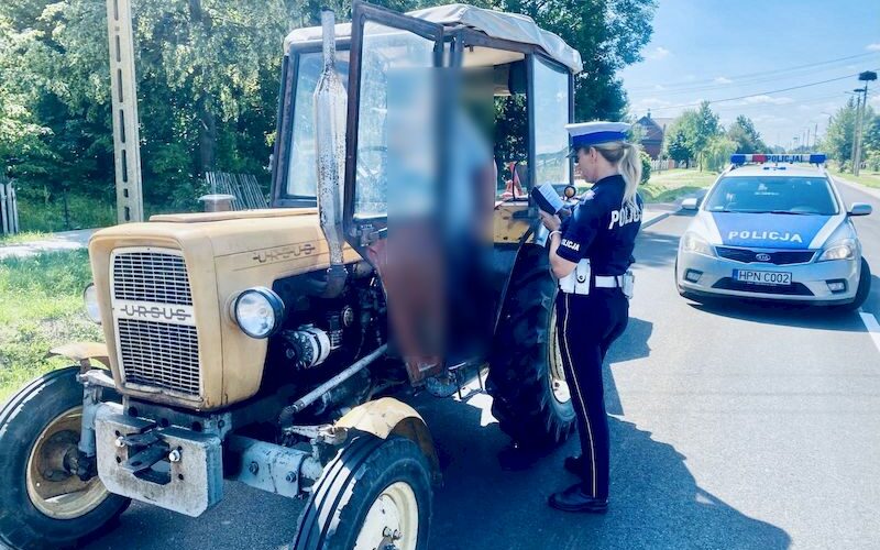 Policja apeluje do rolników, poruszających się maszynami po drogach pow. kartuskiego